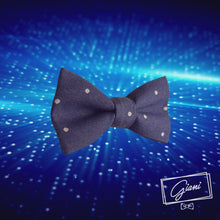 Laden und Abspielen von Videos im Galerie-Viewer, Blau mit Pünktchen Fliege - Gianibowtie